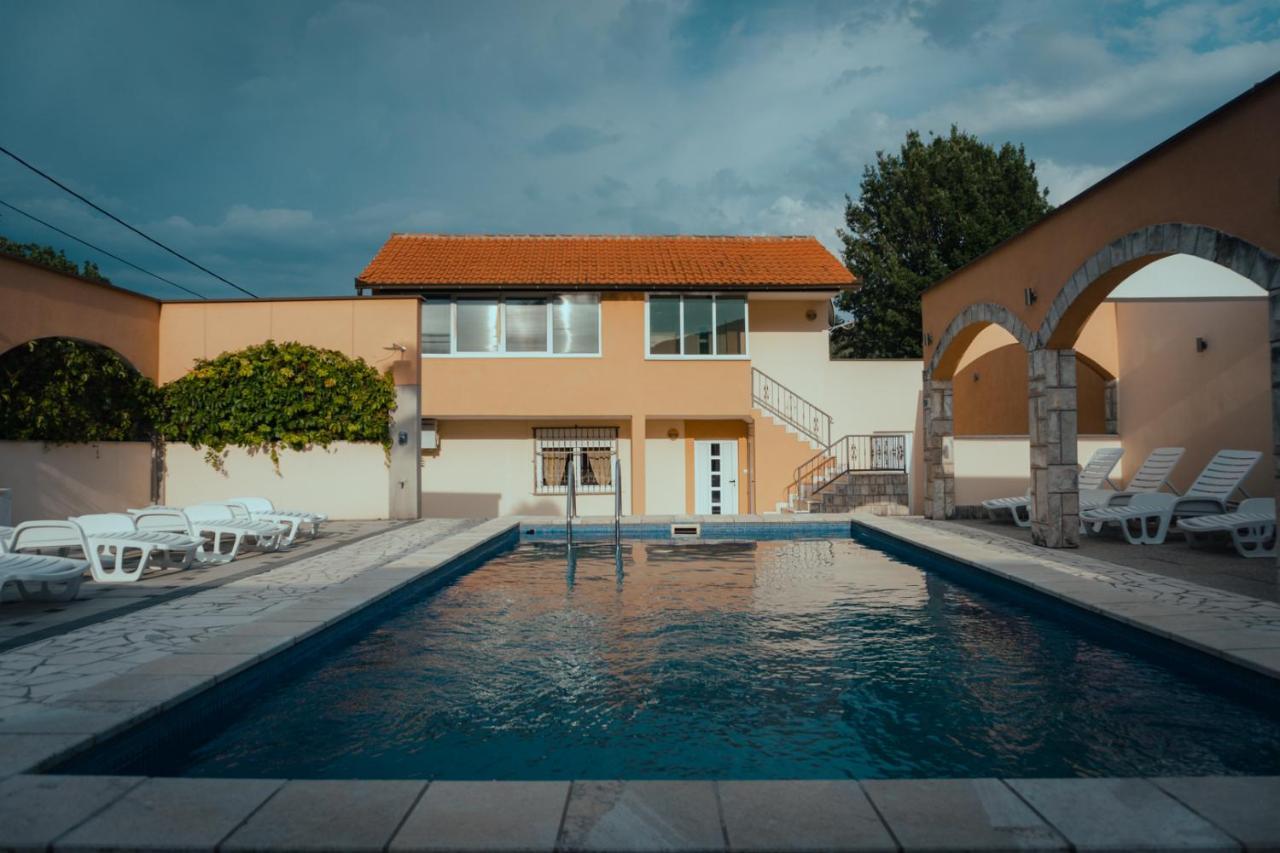Holiday Home Rozic - Villa With Private Seasonal Heated Pool Mostar Bagian luar foto