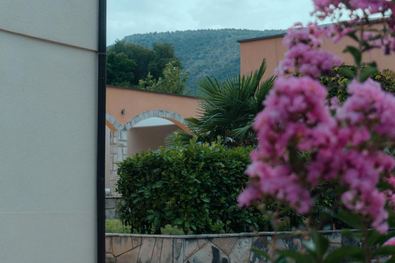 Holiday Home Rozic - Villa With Private Seasonal Heated Pool Mostar Bagian luar foto
