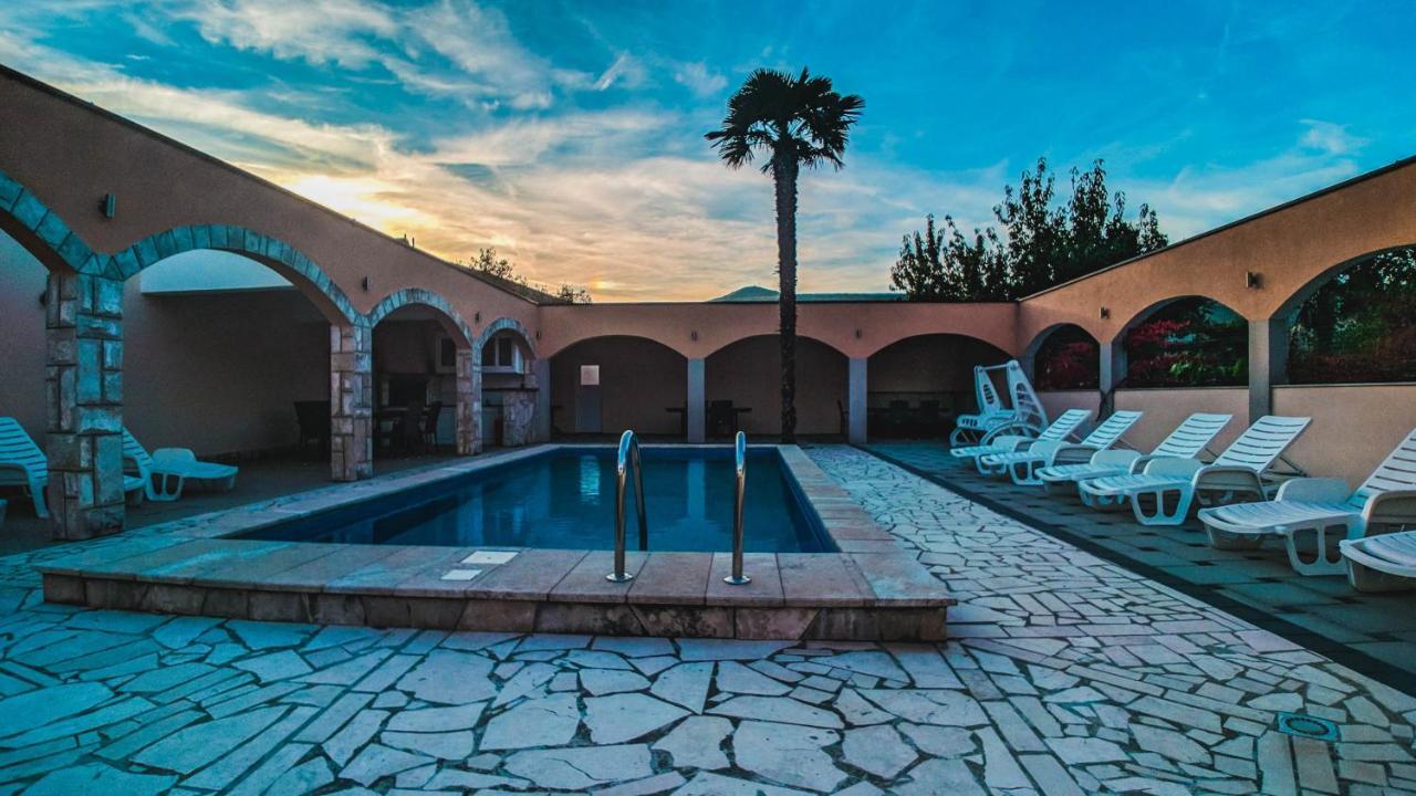 Holiday Home Rozic - Villa With Private Seasonal Heated Pool Mostar Bagian luar foto