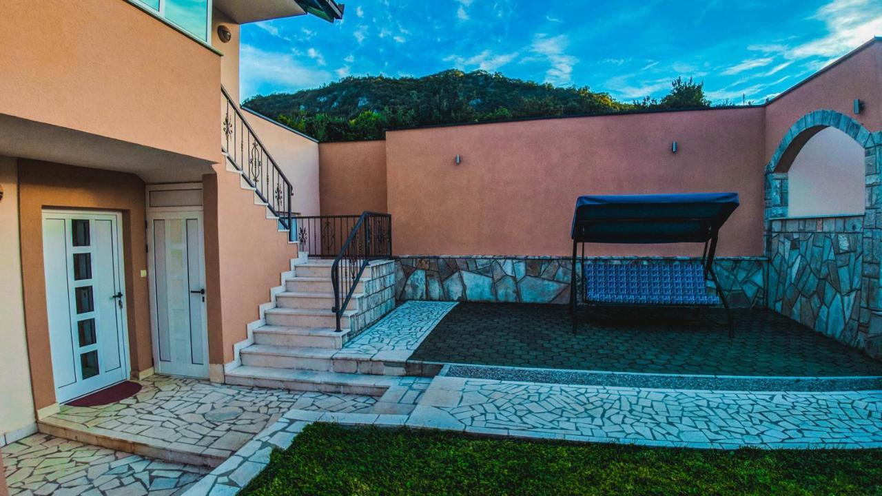 Holiday Home Rozic - Villa With Private Seasonal Heated Pool Mostar Bagian luar foto
